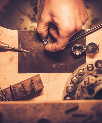 Ring Maker, Necklace Repair, Wax Carving Jewelry, Gold Factory, Jewellery Maker, Jewellery Photography Inspiration, Wax Carving, Jewelry Workshop, Professional Jewelry