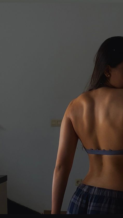 Back Gains Women, Gym Bodies, Back Fitness, Body Gym Girl, Back Gym Photo, Women Back Muscles, Physically Fit, Body Gym, Gym Back