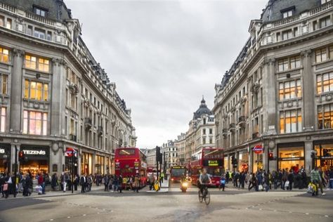 Oxford Street London, Street Mural, Piccadilly Circus, Trafalgar Square, Cities In Europe, Oxford Street, Things To Do In London, Visit London, London Street