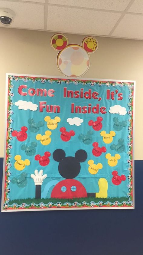 25 August Bulletin Board Ideas to Kick Off the Year Disney Bulletin Boards, Room Door Ideas, Toddler Bulletin Boards, Mickey Mouse Classroom, Mickey Mouse Crafts, Disney Themed Classroom, Birthday Board Classroom, Infant Classroom, Disney Classroom