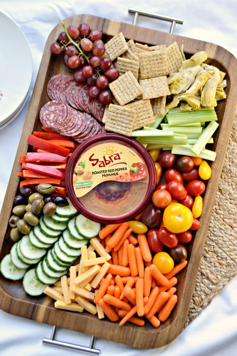 Sometimes simple is best, especially when it turns out looking like you put a lot of time and effort into it. A simple antipasto hummus platter is perfect for a light meal or entertaining. Chaurtiere Board Ideas, Charcuterie Board Ideas Dinner, Easy Charcuterie Board Theme, Easy Charcuterie Board Simple, Healthy Charcuterie Board Ideas, Hosting Snacks, Veggie Charcuterie Board, Charcuterie Board Simple, Charcuterie Board Ideas Simple