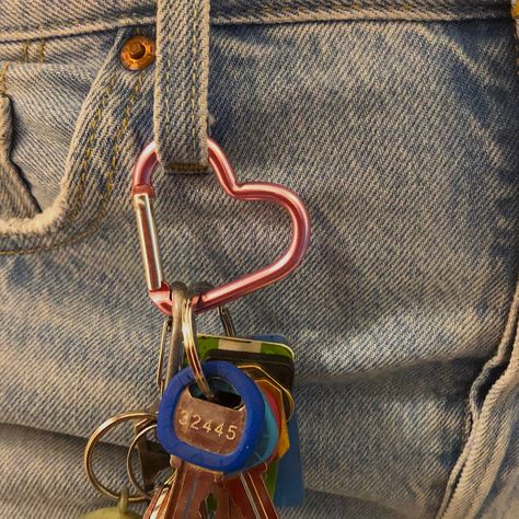 Wallet Keychain Aesthetic, Aesthetic Carabiner, Cool Keyrings, Carabiner Aesthetic, Carabiner Outfit, Carabiner Keychain Aesthetic, Keyring Aesthetic, Car Keys Aesthetic, Keychains Aesthetic