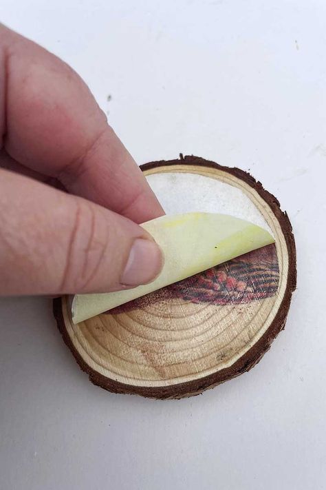 Log Rounds Projects Tree Slices, Christmas Scene Craft, Pictures On Wood Slices, Tree Twigs Decor Diy Ideas, Cedar Rounds Ideas Wood Slices, Woodslice Ornaments Diy, Christmas Crafts Wood Slices, Wood Pieces Crafts Diy Projects, What To Make With Wood Slices