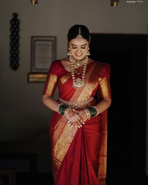 Red Saree Wedding, South Indian Wedding Saree, Engagement Saree, Bridal Sarees South Indian, Couple Wedding Dress, Indian Bride Outfits, Hindu Bride, Indian Look, Indian Dresses Traditional