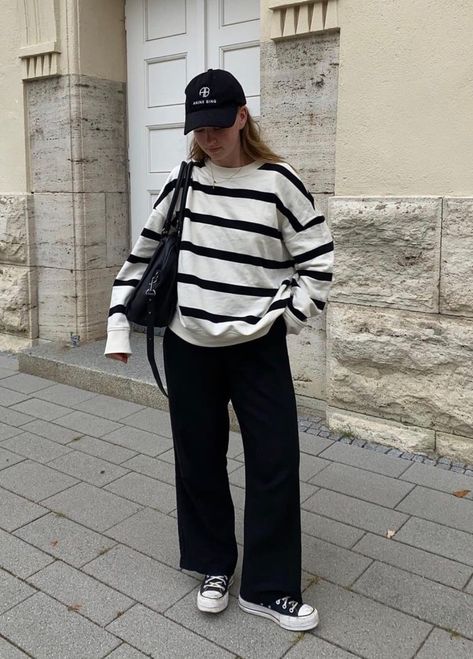 Striped Shirt Outfit Aesthetic, White Striped Shirt Outfit, Striped Sweater Outfit, Outfits With Striped Shirts, Matilda Djerf Style, Boston Outfits, White Sweater Outfit, Beautiful Wardrobe, Travel Clothes Women