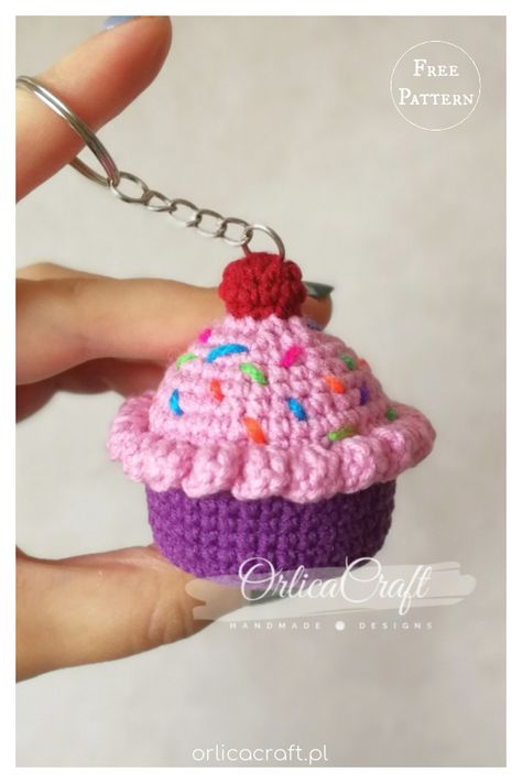 Crochet Keyring Free Pattern, Cupcake Keychain, Crochet Cupcake, Crochet Keychains, Crochet Earrings Pattern, Crochet Keychain Pattern, Pola Amigurumi, Crochet Wedding, Crochet Food