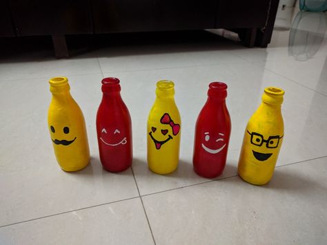 Smileys painted on small glass bottles!  #homedecor #diy #bottlepainting #glassbottles Small Bottle Art Painting, Mini Bottle Painting Ideas, Small Plastic Bottle Crafts, Small Glass Bottle Painting, Small Bottle Painting Ideas, Small Glass Bottle Crafts, Small Bottle Painting, Small Glass Bottles Art, Mini Bottle Painting