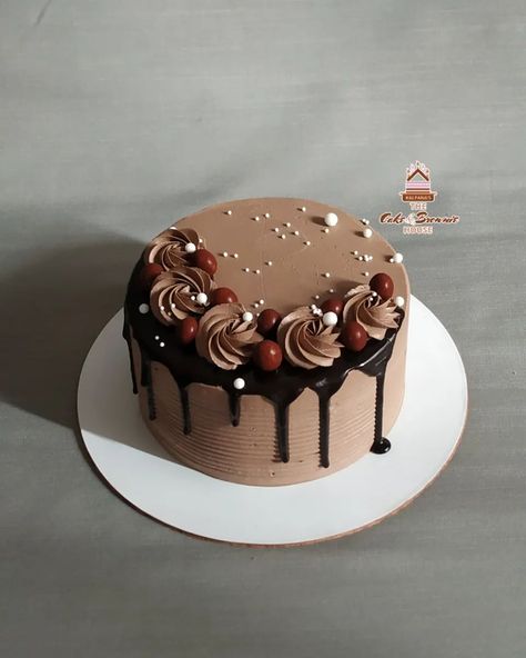 Chocolate Cake Design Aesthetic, Simple Easy Birthday Cakes, Simple And Easy Cake Designs, Easy Cake Decorating Chocolate, Cake With Oreo Decoration, Simple Cake Decorating Chocolate, Cute Chocolate Birthday Cake, Cakes With Chocolate Decorations, Easy Chocolate Birthday Cake Decoration