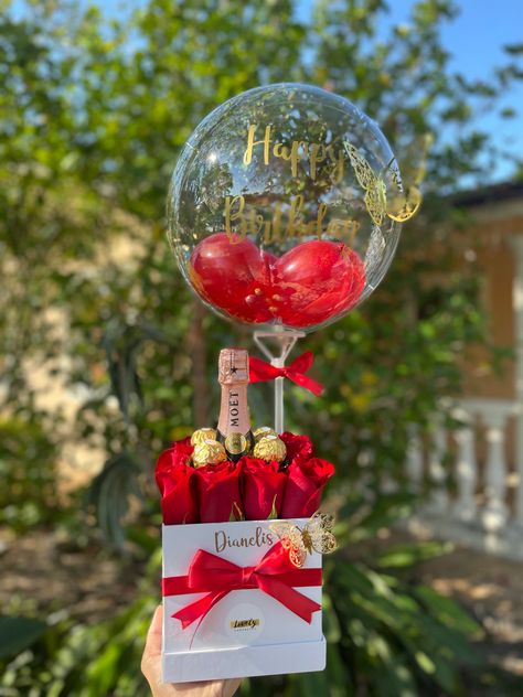 Special gift with roses and moet for birthday gift , red roses gifts , unique gift idea Unique Bouquet Ideas, Valentine's Gifts Ideas, Rose Gift Ideas, Valentines Balloons Bouquet, Wine Gifts Diy, Gift Crates, Wedding Gift Pack, Winter Gift Ideas, Valentines Balloons