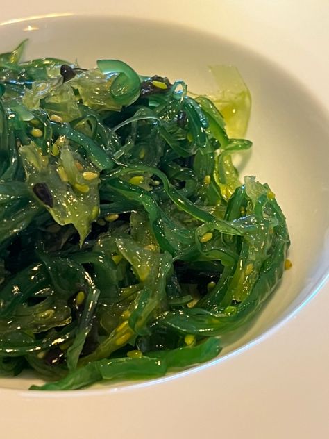 #foodporn #green #yummy #vegan #healthy Seaweed Soup Aesthetic, Seaweed Salad Aesthetic, Japanese Seaweed Salad Recipe, Japanese Cucumber Seaweed Salad, Wakame Salad, Korean Seaweed Snack, Wakame Seaweed, Food Babe, Food Diary