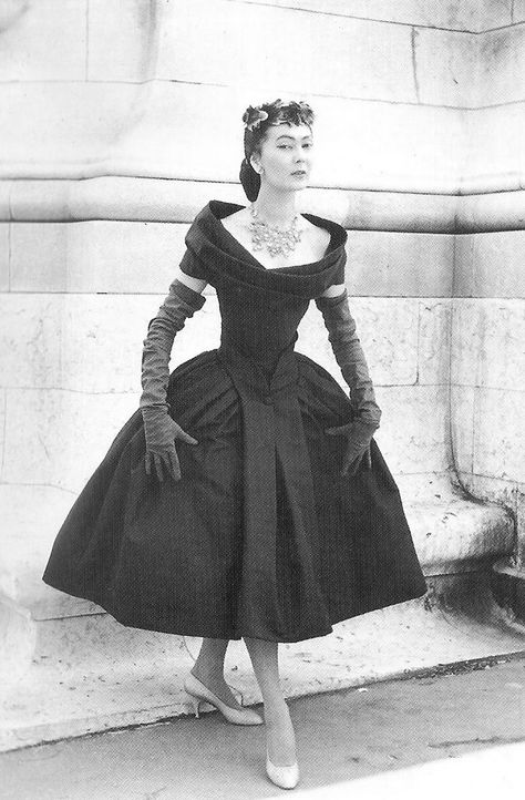 I need a russsian translator! bygonefashion: Christian Dior. Fall / Winter 1955 Vintage Dior Dress, Christian Dior New Look, Dior New Look, 1950 Fashion, Glamour Vintage, Dior Dress, Dior Vintage, Fashion 1950s, Cary Grant