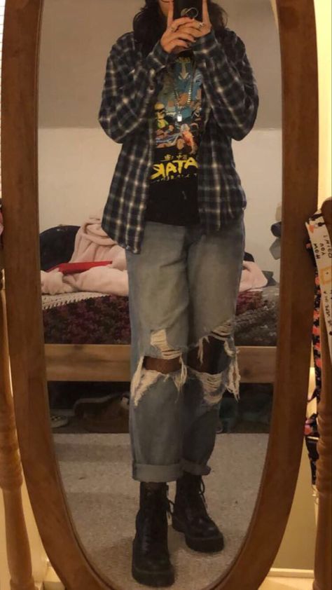 Cool Outfits With Jeans, School Outfits Aesthetic Grunge, Artistic Grunge Outfit, Womens 90s Outfits Grunge, Grunge Causal Outfits, Outfit Ideas Indie Grunge, Loose Grunge Outfit, Shaggy Aesthetic Outfit, 90s Skater Grunge Outfits