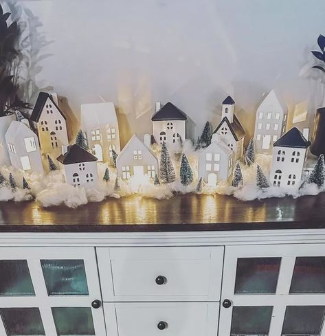 Christmas Town Display, Decorating Bathroom Ideas, Minimalist Home Decorating, Christmas Village Ideas, Holiday Village Display, Christmas Tree Village Display, Christmas Village Display Ideas, Village Display Ideas, Diy Christmas Village Displays