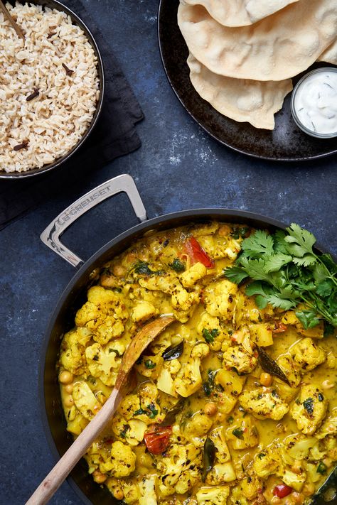 A quick and fresh curry with pineapple, cauliflower, chickpeas and microwaved poppadoms. Pineapple Cauliflower, Jamie Oliver 30 Minute Meals, Jamie Oliver 15 Minute Meals, Veg Lasagne, Jamie's 15 Minute Meals, Cauliflower And Chickpea Curry, Veggie Curry, Vegetable Curry Recipes, Cannelloni Recipes