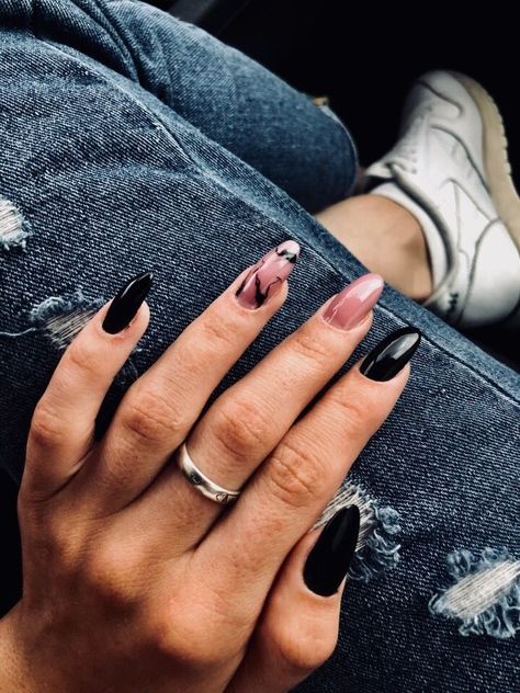 navy instead of pink Unghie Sfumate, Nagellack Trends, Nail Polish Trends, Her Nails, Pink Nail, Beauty Review, Nails Inspo, Gorgeous Nails, Mani Pedi