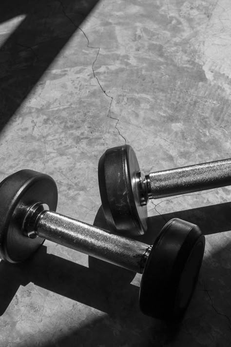 a set of dumbells on the floor, sitting in the warmth of the sun. Fitness Backgrounds, Exercise And Mental Health, Workout Pics, Gym Photography, Diy Home Gym, Staying Fit, Partner Workout, Best Gym, Man Men