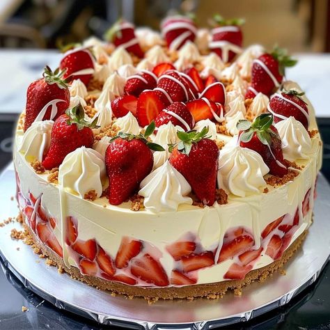 White Chocolate Strawberry Cheesecake, Chocolate Strawberry Cheesecake, Strawberry Cheesecake Recipe, Biscuits Graham, White Chocolate Recipes, White Chocolate Strawberries, 귀여운 음식 그림, Melting Chocolate Chips, Chocolate Strawberry