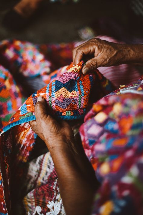 Guatemalan Textiles, Mexican Culture Art, Peruvian Textiles, Hispanic Culture, Mexican Textiles, Textile Crafts, Hispanic Heritage, Mexican Culture, Mexican Art