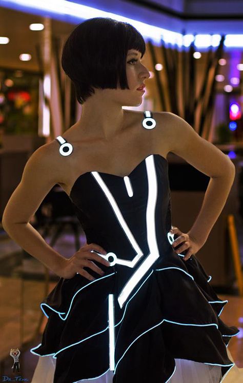 TRON Party Dress is off the Grid Cyberpunk Mode, Geeky Chic, Tron Legacy, Cyberpunk Fashion, Futuristic Fashion, Cooler Look, Future Fashion, Geek Chic, Mode Inspiration