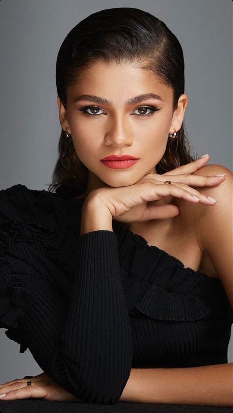 Zendaya Model, Zendaya Photoshoot, Photo Mannequin, Maquillage Yeux Cut Crease, Pageant Headshots, Modelling Portfolio, Drawing Celebrity, Professional Headshots Women, Model Headshots