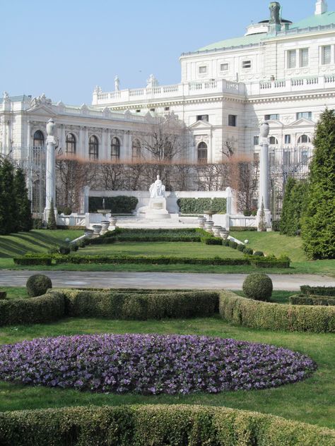 Hofburg Palace, Residence Architecture, Castle Mansion, Castle Aesthetic, Imperial Palace, Chateau France, Castle House, Voyage Europe, Fantasy Castle