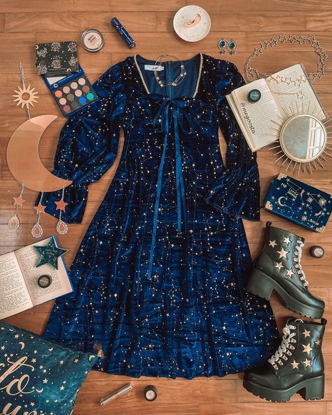 Blue Velvet Dress, Velvet Dresses, Witchy Fashion, Velvet Midi Dress, Character Outfits, Dream Clothes, Blue Velvet, Outfits Casuales, Velvet Dress