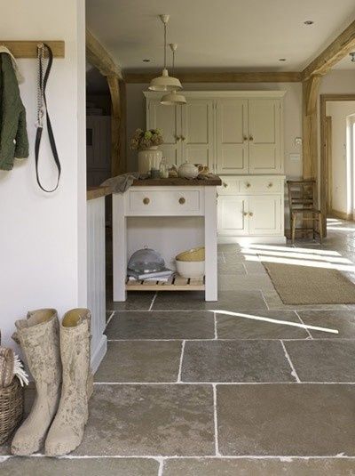 Grey limestone floor Salons Cottage, Flagstone Tile, Kitchen Styles, Flagstone Flooring, Stone Floor, Limestone Flooring, Natural Stone Flooring, Laundry Room Inspiration, Floor Ideas