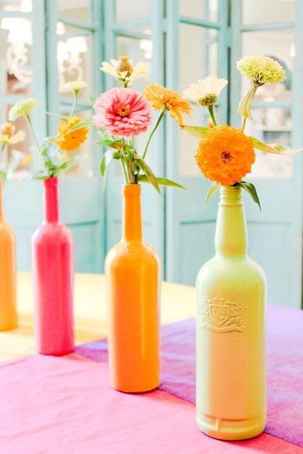 Painted Bottles Flowers, Spring Flower Centerpieces Diy, Cheap Easy Centerpieces For Party, Wine Bottle Vases Centerpiece, Fun Centerpieces For Party, Painting Centerpieces, Retro Centerpieces, Mirror Table Decor, Spring Centerpiece Ideas