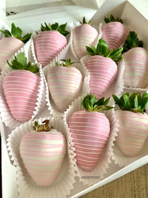 Simple chocolate covered strawberries with light pink💕 Coated Strawberries, Pink Party Foods, Tårta Design, Sweet Sixteen Birthday Party Ideas, Kutek Disney, Pink Birthday Party, Sweet Sixteen Birthday, Pink Chocolate, Pink Foods