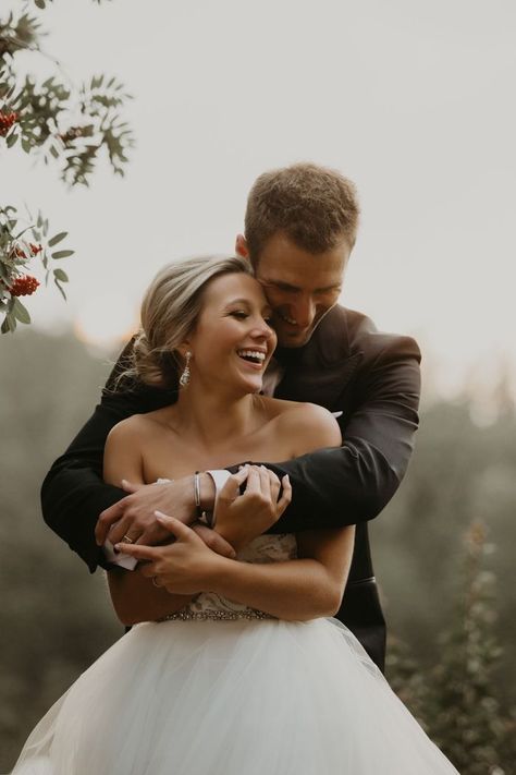 Fairmont Banff Springs, Fairmont Banff, Wedding Portrait Poses, Pose Fotografi, Wedding Picture Poses, Wedding Couple Poses Photography, Wedding Photography Styles, Wedding Couple Poses, Groom Photo