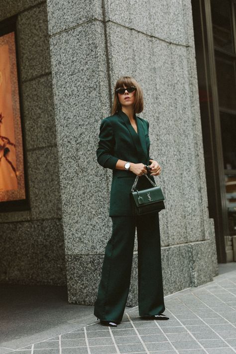 How to Make An Outfit Look Expensive. Dark green silk blazer and pants+black heels+dark green chain shoulder bag+sunglasses. Fall Semi Formal Event / Dinner Outfit 2017 Formal Dinner Outfit, Green Suit Women, Dark Green Suit, Green Blazer Outfit, Dark Green Blazer, Fall Fashion 2022, Dark Green Pants, Jenny Cipoletti, Winter Fashion Trends