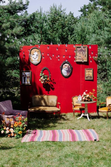 Backyard Wedding Whimsical, Vibrant Eclectic Wedding, Eclectic Wedding Alter, Eclectic Outdoor Wedding, Crazy Wedding Themes, Retro Backyard Wedding, Vintage 70s Wedding Aesthetic, Wes Anderson Themed Wedding, T4t Wedding