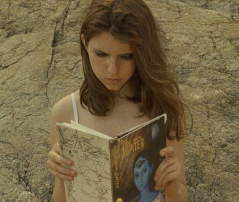 Suzy Moonrise Kingdom, Wes Anderson Characters, Kara Hayward, Wes Anderson Movies, Wes Anderson Films, Hula Dance, Moonrise Kingdom, I Love Cinema, Lost In Translation