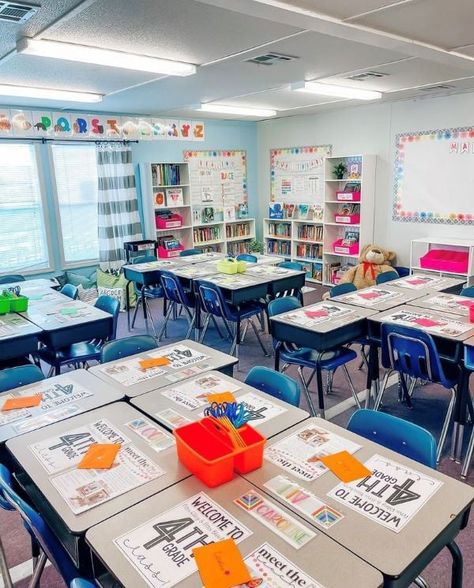 67 Best Classroom Setup Ideas for Back to School - Chaylor & Mads 4th Grade Classroom Setup, Classroom Setup Elementary, Classroom Seating Arrangements, Kindergarten Classroom Setup, Classroom Arrangement, Teacher Tired, Classroom Organization Elementary, Classroom Tour, Classroom Seating