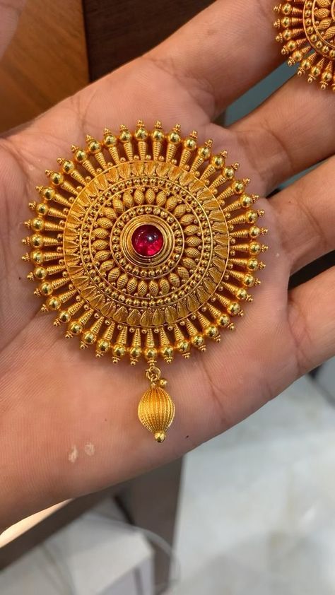 Loket Sets Gold Design, Antique Gold Pendant Designs, Pendal Set Design In Gold, Lockets Gold Indian, Pendent Designs Gold, Gold Locket Design, Pendent Designs, Gold Pendant Designs, Gold Jewelry Design