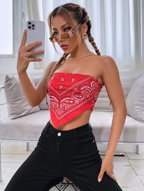 Bandana Rave Outfit, Paisley Outfits Women, Top Com Bandana, How To Make Top From Scarf, Top Con Bandana, Bandana Outfits For Women, Bandana Shirt Outfit, Bandana Outfit Aesthetic, Style With Bandana