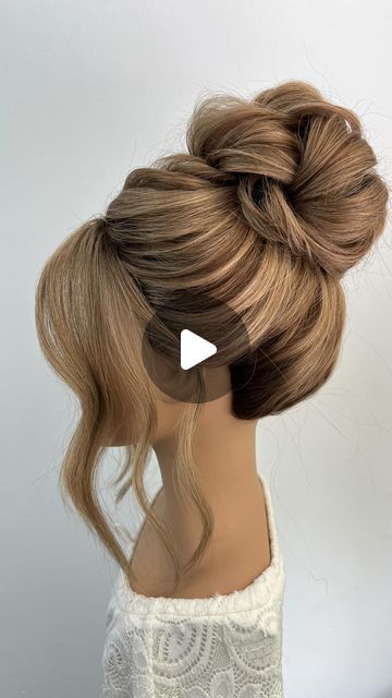 Updo Hair Videos, Diy High Bun Updo, Hair Styles Bun Wedding, Easy High Buns For Long Hair, Up Do Bun Hairstyles, Sleek High Bun Wedding Hair, Business Updo Hairstyles, Hair Bun Styles Wedding, Chignon Alto Tutorial