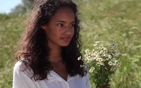 let it happen 💖 Brown Haircuts, Yennefer Of Vengerberg, Black Femininity, Princess Aesthetic, Hair Black, Black Is Beautiful, Young Woman, Pretty Woman, Curly Hair