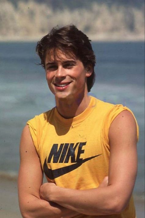 Popular 90s Hairstyles, Rob Lowe 80s, Young Rob Lowe, The Outsiders Sodapop, Medium Hairstyles For Men, 90s Hairstyles Men, Carrot Hairstyles, 2000s Boys, 80s Guys