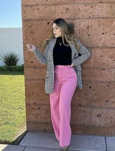 Pink Slacks Outfit Work, Pantalon Rosa Outfit, Buisness Attire, Blazer Outfits Casual, Color Combos Outfit, Stylish Work Attire, Elegante Casual, Classy Work Outfits, Stylish Work Outfits