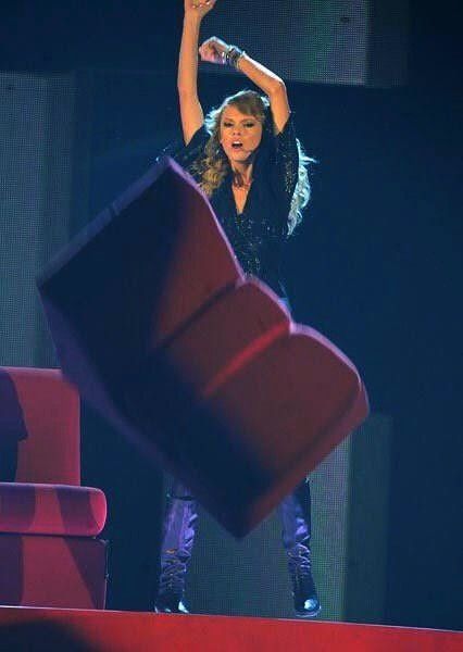 Taylor Swift throwing a red couch on stage of the fearless tour for the performance of Forever & Always Taylor Swift Throwing Couch, Taylor Swift Throwing Chair, Taylor Swift Fearless Tour, Taylor Performing, Fearless Tour, Taylor Swift Fearless Era, Taylor Swift Photos, Female Rage, Taylor Swift Web