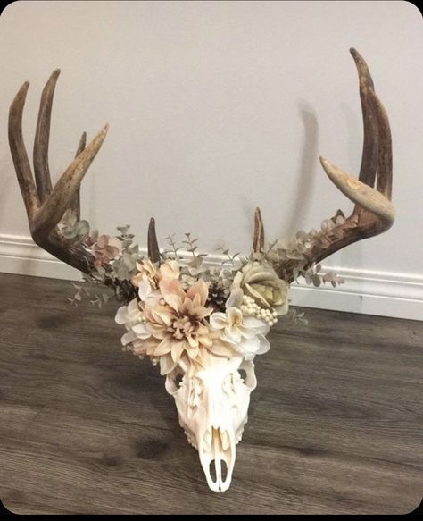 Deer Skull Centerpiece Wedding, Bull Decor Interior Design, Decorating Deer Mounts, Deer Skull Wedding Decor, Decorate Deer Skull, Bull Skull Decor Living Rooms, Flower Deer Skull, Deer Head With Flowers, Deer Skull Jewelry Holder