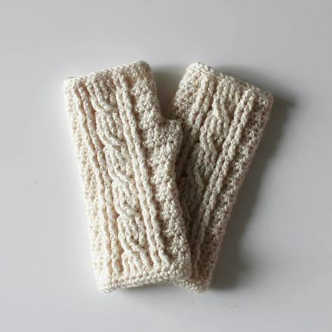 Crochet Cables Pattern, Crochet Gloves Free Pattern, Crochet Fingerless Gloves Free Pattern, Cable Crochet, Crochet Hand Warmers, Crochet Mittens Free Pattern, Crochet Cable Stitch, Crochet Wrist Warmers, Beau Crochet