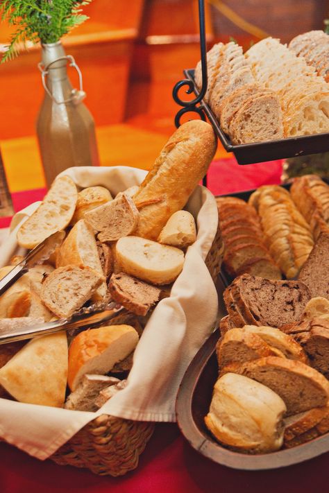 Artisan Bread display Bread Display Ideas, Bread Basket Display, Backyard Wedding Food, Holiday Party Menu, Soup Bar, Thanksgiving Bread, Bread Display, Bread Bar, Pasta Bar