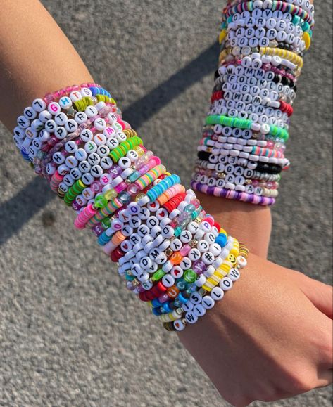 Cute Friendship Bracelets, Happy Model, Taylor Swift Birthday, Friendship Bracelets With Beads, Friendship Bracelets Designs, Estilo Taylor Swift, Photo Fun, Photography London, Bracelet Craft Diy