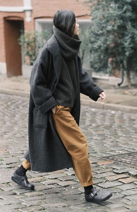 Super Cold Winter Outfits, How To Dress In Your 70's, Birkenstock Outfit, Skandinavian Fashion, Comfy Chic, Mode Casual, Style Inspiration Fall, Brown Pants, Mode Inspo