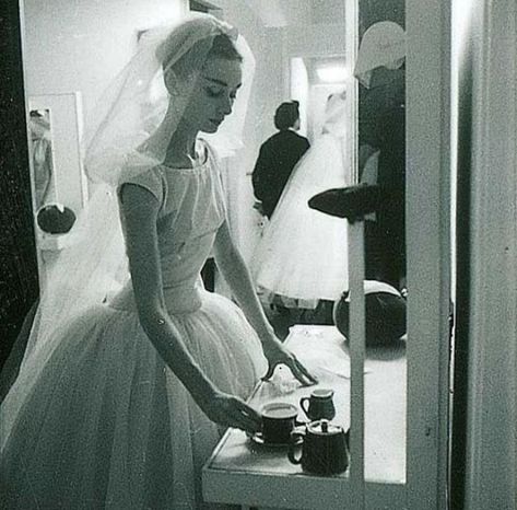 Some Behind the Scenes Photos of Audrey Hepburn Wearing Tea-Length Wedding Dress in “Funny Face” (1957) http://www.vintag.es/2024/05/funny-face-dress.html #Startups #vintage Funny Face Wedding Dress, Funny Face Audrey Hepburn, Funny Face Audrey, Audrey Hepburn Wedding Dress, Audrey Hepburn Wedding, Funny Face 1957, Audrey Hepburn Dress, Classic Elegant Wedding, Tea Length Wedding