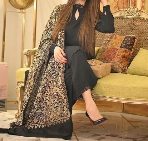 Black Pakistani Dress, Pakistani Women Dresses, Velvet Dress Designs, Designer Party Dresses, Pakistani Fancy Dresses, Pakistani Dresses Casual, Pakistani Fashion Party Wear, Salwar Kamiz, Bridal Dress Fashion