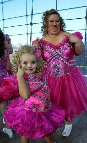 “Honey Boo-Boo Child” And Mom Dressed In The Same Pageant Outfit made by me for the Anderson Cooper Show. Mom Makeover, Pageant Mom, Toddlers And Tiaras, What I Like About You, Pageant Outfits, Honey Boo Boo, 웃긴 사진, Pageant Dress, Having A Bad Day