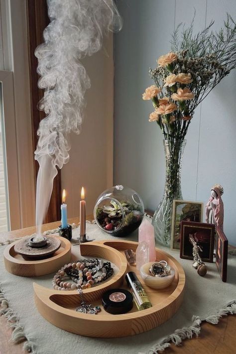 Altar Set Up, Small Altar Ideas, Bedroom Altar, Alter Aesthetic, Spiritual Altar Ideas, Spiritual Bedroom, Altar Inspiration, Crystal Room Decor, Spiritual Room